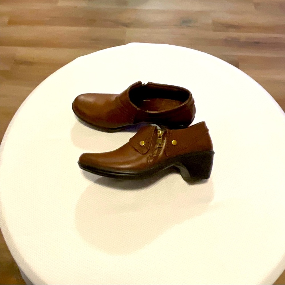 Casy Street brown boots size 8 like new